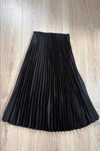 Zwarte lange plissérok - maat S - Mango - looks new!, Kleding | Dames, Rokken, Mango, Zwart, Nieuw, Ophalen of Verzenden