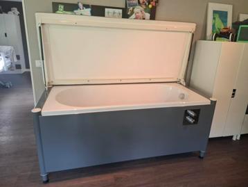 Hooglaag bad met gepolsterd opklapbaar aankleedkussen beschikbaar voor biedingen