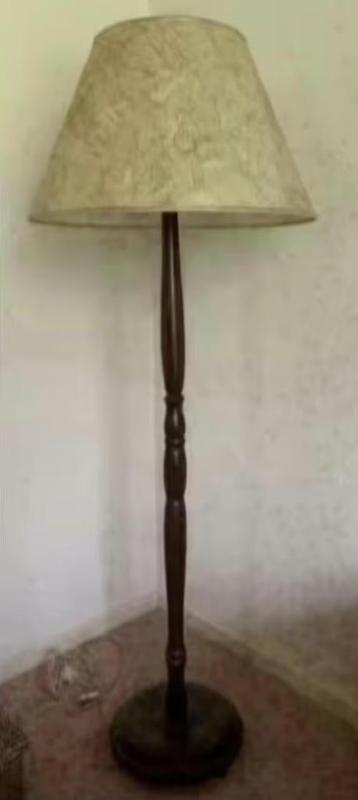 Staande lamp, vloerlamp, houten poot met mooie kap beschikbaar voor biedingen