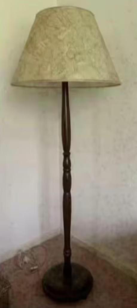 Staande lamp, vloerlamp, houten poot met mooie kap, Huis en Inrichting, Lampen | Vloerlampen, Zo goed als nieuw, 150 tot 200 cm