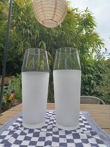 2 stuks grote glazen bloemvazen 40 cm hoog. beschikbaar voor biedingen