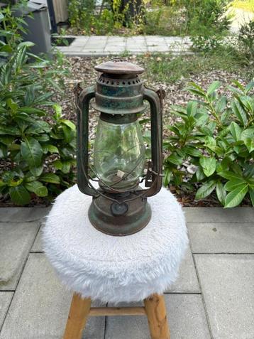 Vintage olielamp beschikbaar voor biedingen