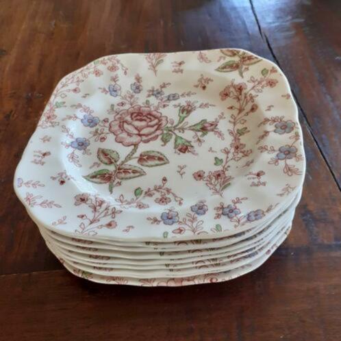 Johnson Brothers/Bros ROSE CHINTZ ontbijt/fruitborden, Huis en Inrichting, Keuken | Servies, Zo goed als nieuw, Aardewerk, Ophalen of Verzenden
