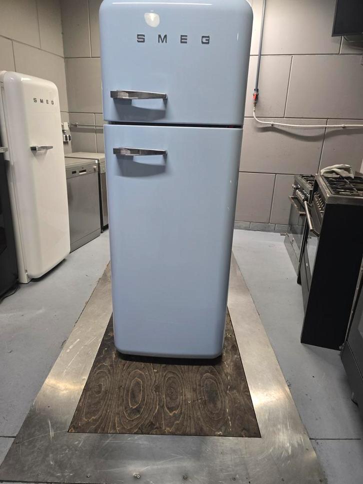 SMEG KOELKAST BABYBLAUW, Witgoed en Apparatuur, Koelkasten en IJskasten, Zo goed als nieuw, Met aparte vriezer, 200 liter of meer