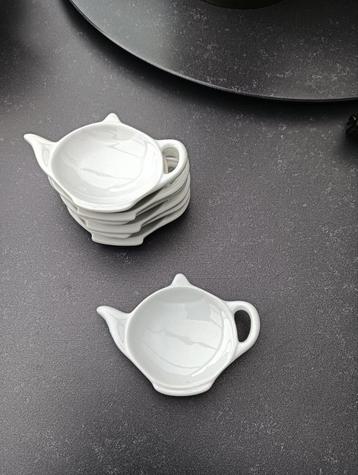 Theelepelhouders in theepotvorm beschikbaar voor biedingen