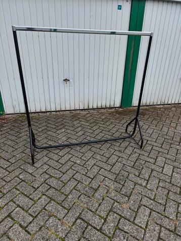 Kledingrek. beschikbaar voor biedingen