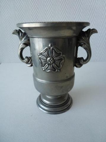 Vintage silver plated kleine vaas,Tudor roos met open deksel beschikbaar voor biedingen