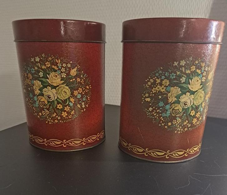 Ronde rode vintage blikken met bloemen opdruk, 2 stuks, Verzamelen, Blikken, Gebruikt, Overige, Overige merken, Ophalen of Verzenden