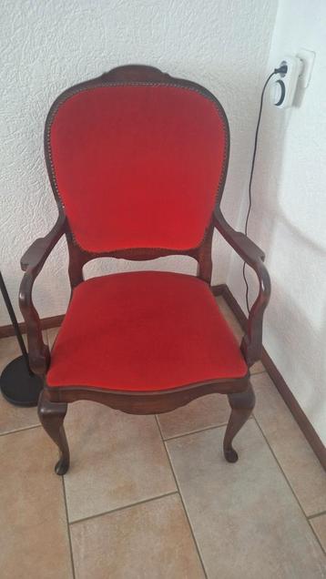 Antieke stoel, brocante, nieuwe bekleding beschikbaar voor biedingen