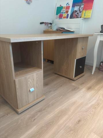 Bureau met opbergruimte en lades beschikbaar voor biedingen