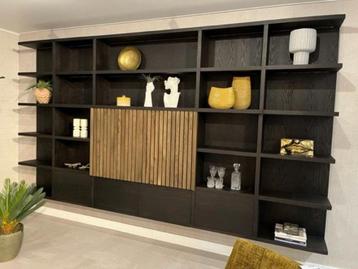 grote hangende wandkast / TV Meubel beschikbaar voor biedingen