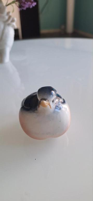 Schattig Porseleinen Vogeltje beschikbaar voor biedingen