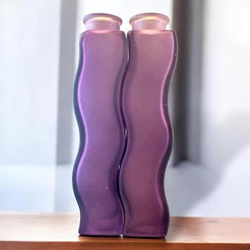 Paar vintage golvende glazen vazen IKEA Skämt in paars.  beschikbaar voor biedingen