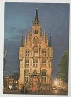 Gouda Groeten Stadhuis in de avond Ongelopen 1983, Verzamelen, Ansichtkaarten | Nederland, Verzenden, 1980 tot heden, Ongelopen