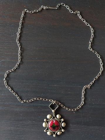 Ketting met hanger rode kern beschikbaar voor biedingen