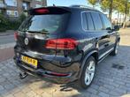 Volkswagen Tiguan 1.4 TSI R-Line Edition automaat panodak na, Auto's, Volkswagen, 15 km/l, 4 cilinders, 150 pk, Zwart