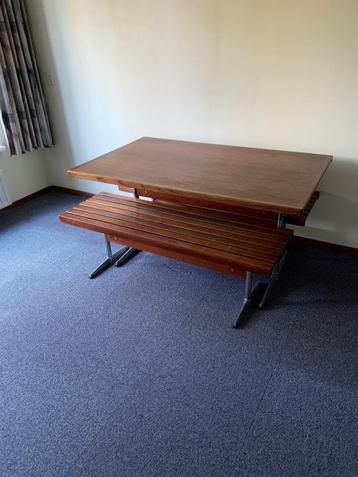 Compacte eettafel met 2 bankjes beschikbaar voor biedingen