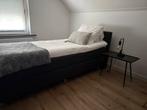 Boxspring + bijzettafel + lamp + stoel te koop, Huis en Inrichting, Ophalen of Verzenden