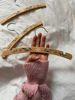 Unieke set van drie handbeschilderde kinder kleding hangers, Kinderen en Baby's, Babymode-accessoires, Ophalen of Verzenden, Zo goed als nieuw