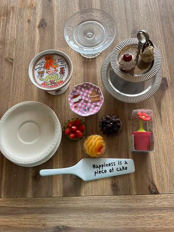 Etageres, cake schep, taartjes en borden beschikbaar voor biedingen