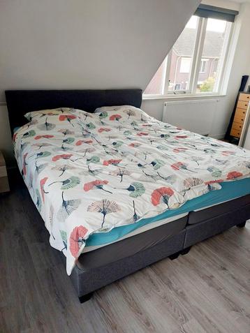 Boxspring 2 x 90 cm met hoofdbord, matrassen én topper beschikbaar voor biedingen