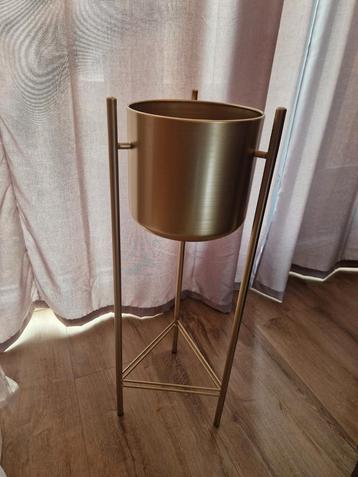 Gouden plantenstandaard met pot beschikbaar voor biedingen