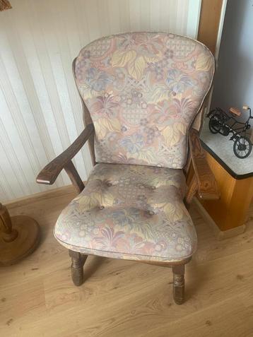 Gratis 4 donkereiken fauteuils stoelen met stoffen kussens beschikbaar voor biedingen
