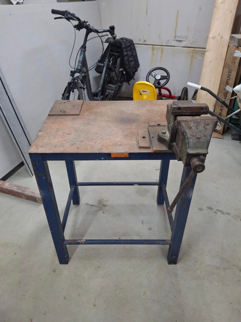 Compacte Werkbank met Bankschroef - 72x56 cm, Ophalen of Verzenden, Gebruikt, 70 tot 120 cm, Bankschroef