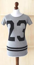 Top met print , kleur grijs, maat S/M (nieuw), Nieuw, Ophalen of Verzenden, Korte mouw, Maat 36 (S)