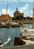 Enkhuizen, Havengezicht met Drommedaris - auto boot - 1981 g, Verzamelen, Ansichtkaarten | Nederland, Ophalen of Verzenden, Voor 1920