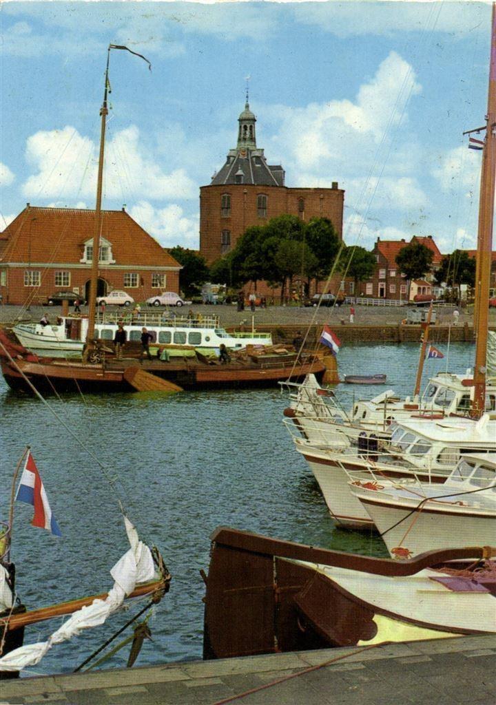 Enkhuizen, Havengezicht met Drommedaris - auto boot - 1981 g, Verzamelen, Ansichtkaarten | Nederland, Ongelopen, Noord-Holland