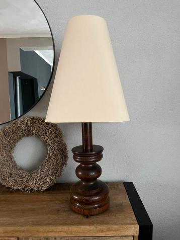 Prachtige grote vintage tafellamp met massief houten voet beschikbaar voor biedingen