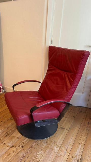 Bordeauxrode Leren Fauteuil – Draaibaar & Kantelbaar beschikbaar voor biedingen