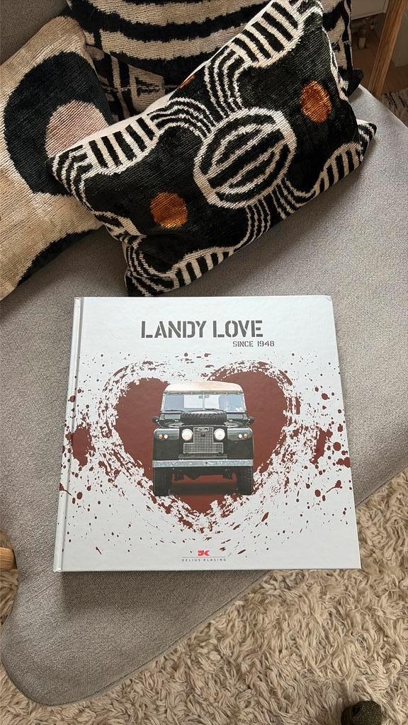 Boek: Landy Love - Land Rover Liefde!, Boeken, Auto's | Boeken, Zo goed als nieuw, Overige merken, Ophalen of Verzenden
