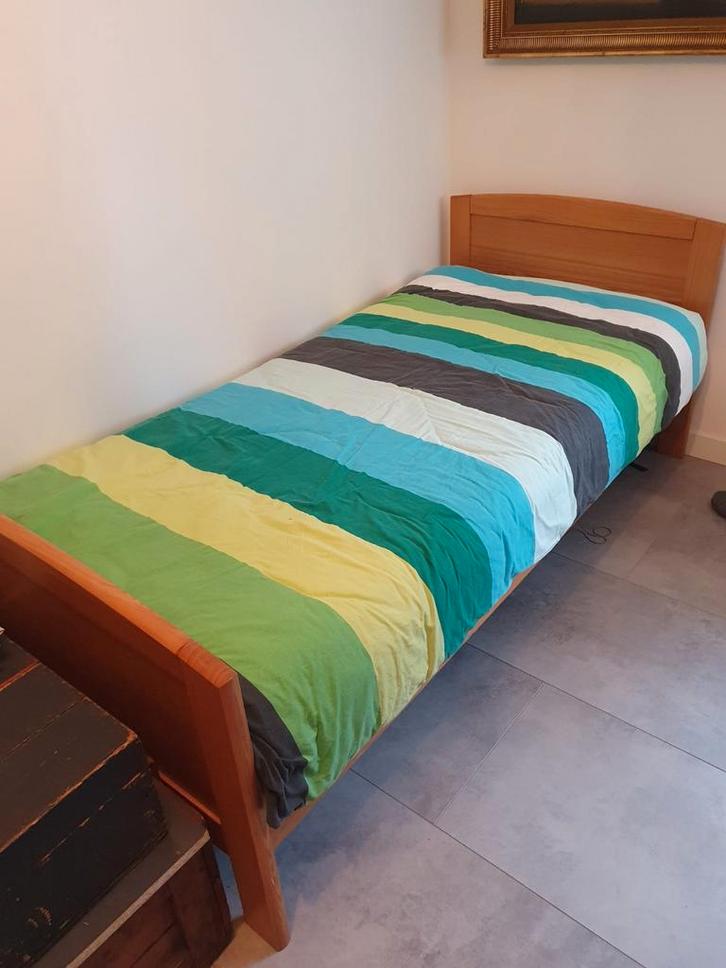 Eenpersoons bed met elektrisch verstelbare lattenbodem, Huis en Inrichting, Slaapkamer | Complete slaapkamers, Zo goed als nieuw
