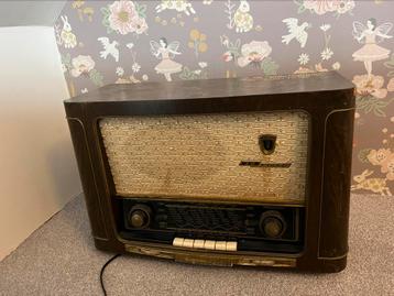 Antieke buizenradio met ingebouwde speakerset beschikbaar voor biedingen