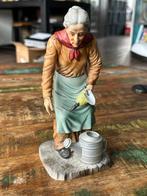 Porseleinen beeldje van een vrouw met schort en tuin, Antiek en Kunst, Ophalen of Verzenden