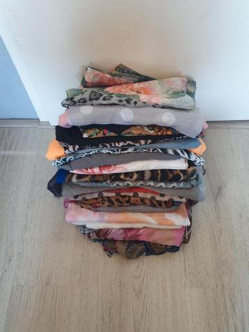 Groot pakket sjaaltjes.  beschikbaar voor biedingen