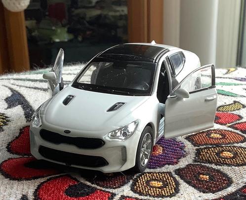 KIA PREMIUM PERFORMANCE CAR  WELLY AUTO ZGAN, Hobby en Vrije tijd, Modelauto's | Overige schalen, Zo goed als nieuw, Ophalen