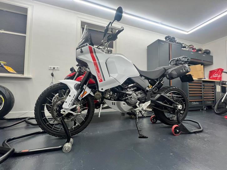 Ducati Desert X in absolute nieuwstaat, Motoren, Motoren | Ducati, Particulier, Toermotor, meer dan 35 kW, 2 cilinders, Motorrijbewijs A