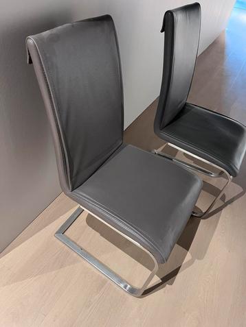 2 Eetkamer stoelen! beschikbaar voor biedingen