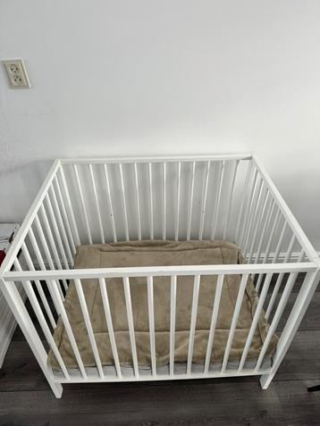 Witte babybox beschikbaar voor biedingen