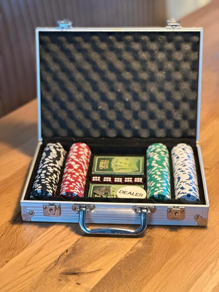 Poker set in koffer, Hobby en Vrije tijd, Gezelschapsspellen | Kaartspellen, Zo goed als nieuw, Drie of vier spelers, Ophalen of Verzenden