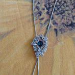 Zilverkleurige ketting met blauwe steen, Sieraden, Tassen en Uiterlijk, Kettingen, Ophalen of Verzenden, Zo goed als nieuw, Met edelsteen