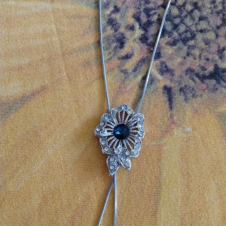 Zilverkleurige ketting met blauwe steen, Sieraden, Tassen en Uiterlijk, Kettingen, Zo goed als nieuw, Zilver, Zilver, Met edelsteen
