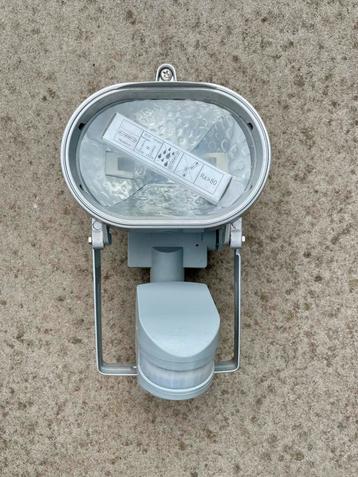 Buitenlamp met sensor beschikbaar voor biedingen