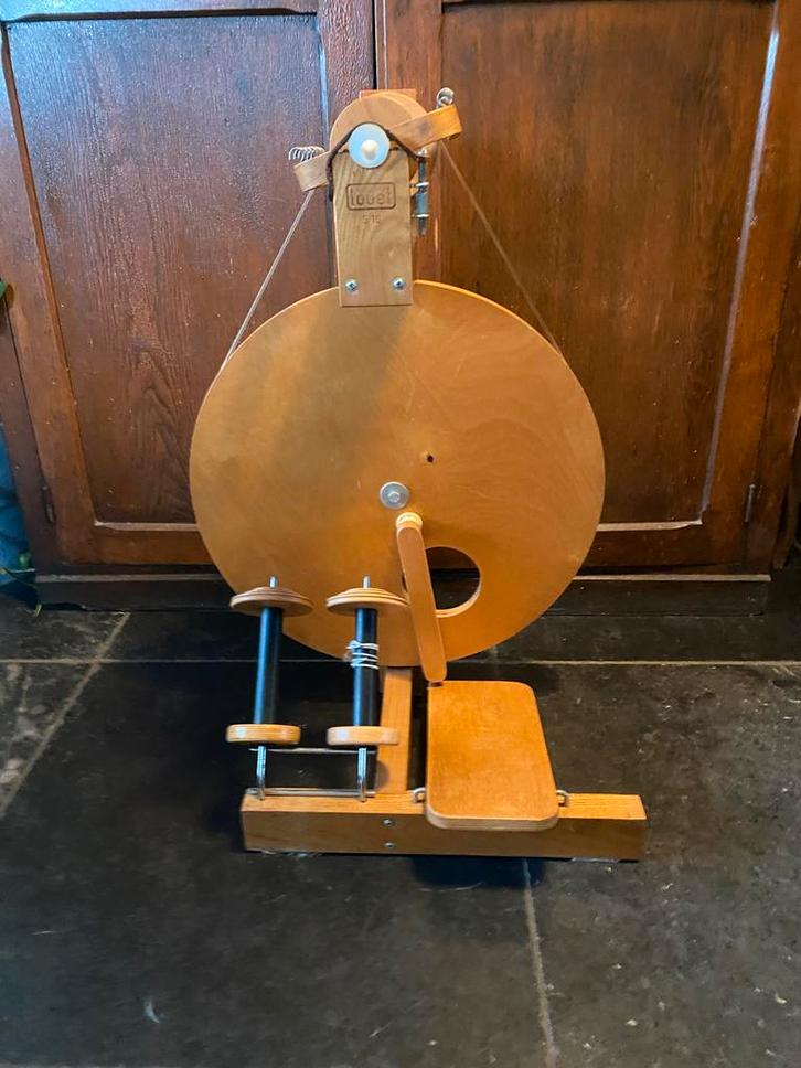 Louet S10 Spinnewiel + Wolhaspel + snelspinspoelen, Hobby en Vrije tijd, Spinnewielen en Spinnen, Gebruikt, Spinnewiel, Ophalen