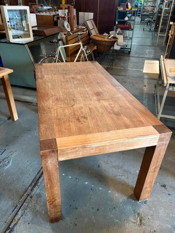 Stevige houten tafel beschikbaar voor biedingen