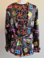 Te koop aangeboden: Blouse met Chinese print en rushes , Carnaval, Ophalen of Verzenden, Kleding, Maat 56/58 (XL)