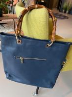 Blauwe leren tas met bamboe handvat, Sieraden, Tassen en Uiterlijk, Tassen | Damestassen, Ophalen, Zo goed als nieuw, Blauw, Handtas